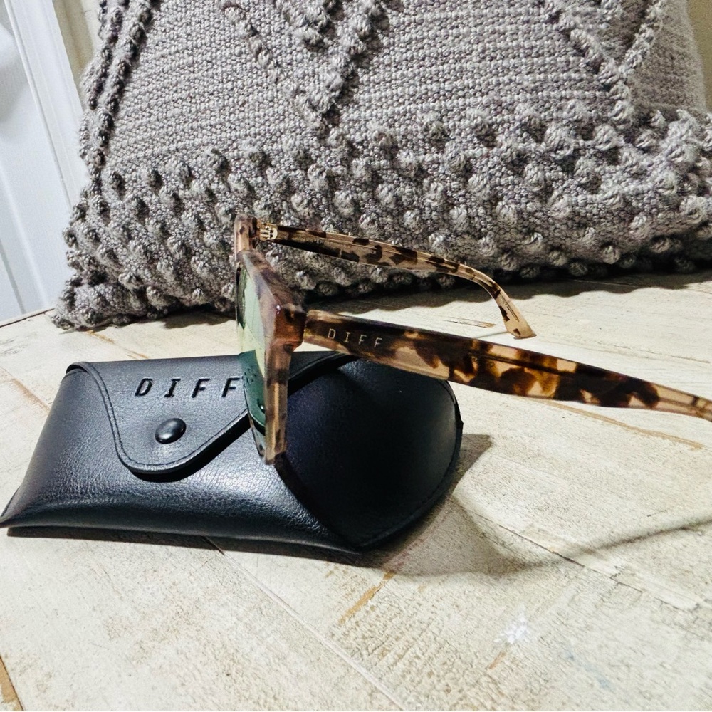 ❤️Make A Difference Cosmo Sunglasses w/ Case - Picture 9 of 9